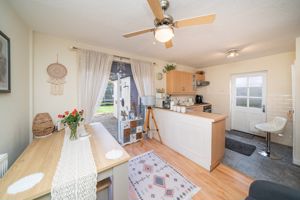 KITCHEN/DINER- click for photo gallery